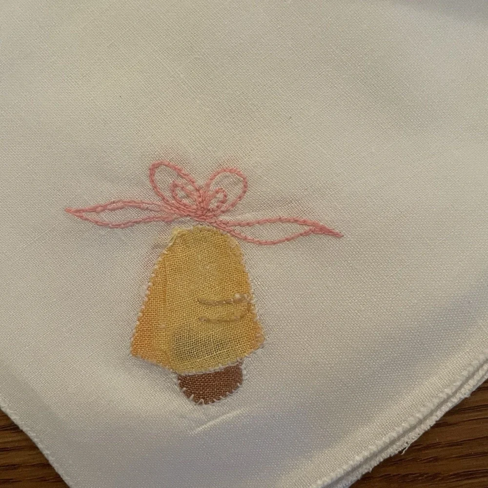 Set Of 8 Vintage Embroidered Bell Appliqué Napkins Cotton Blend Scalloped Edges
